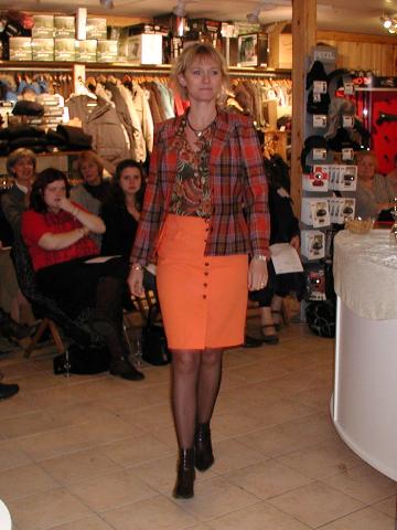 5. Gennemknappet orange nederdel. / Chiffonskjorte. / Ternet orange jakke.